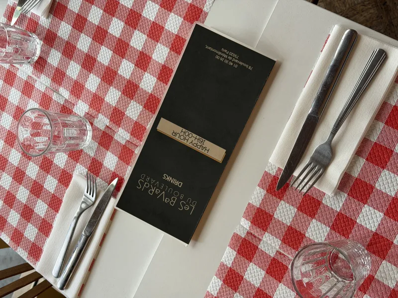 Table dressée aux Bavards du Boulevard, nappes vichy, carte du restaurant