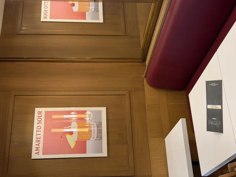 Décor intérieur des Bavards du Boulevard, affiches vintage, banquettes