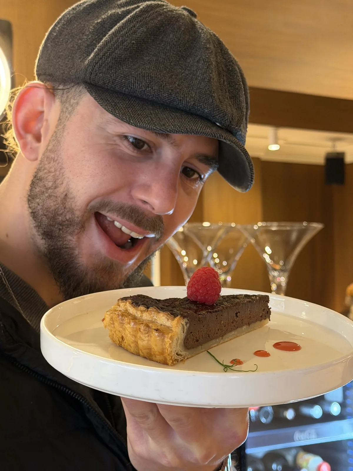 Table vue du dessus aux Bavards — plats servis, ambiance bistrot
