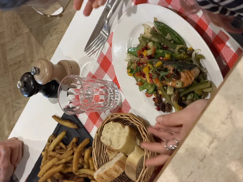 Plat dressé aux Bavards — cordon bleu, purée maison