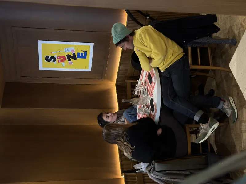 Salle intérieure des Bavards, clients attablés, ambiance conviviale