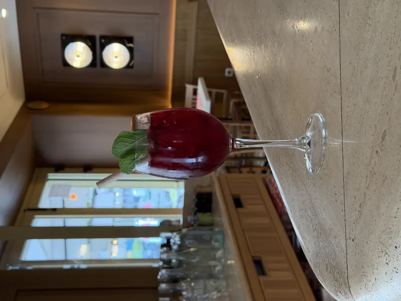 Cocktail artisanal sur le comptoir des Bavards du Boulevard