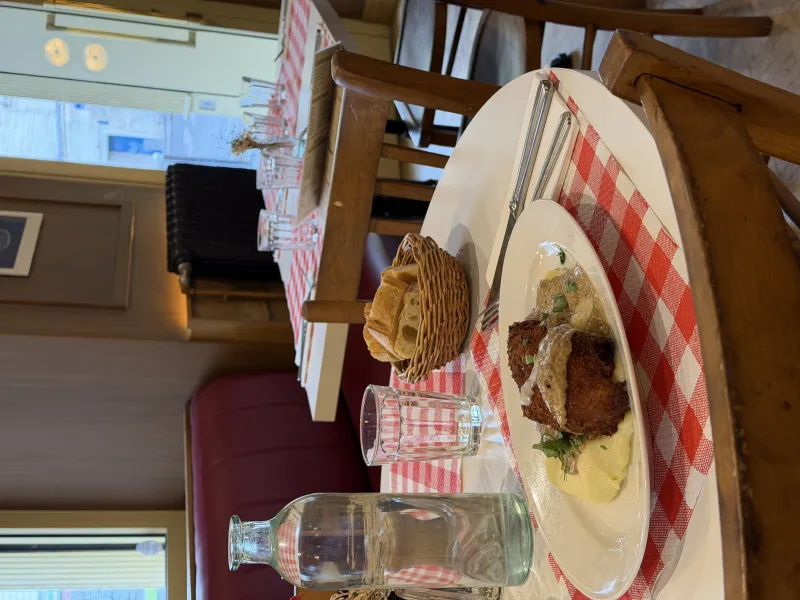 Plat servi aux Bavards du Boulevard — saumon, légumes de saison