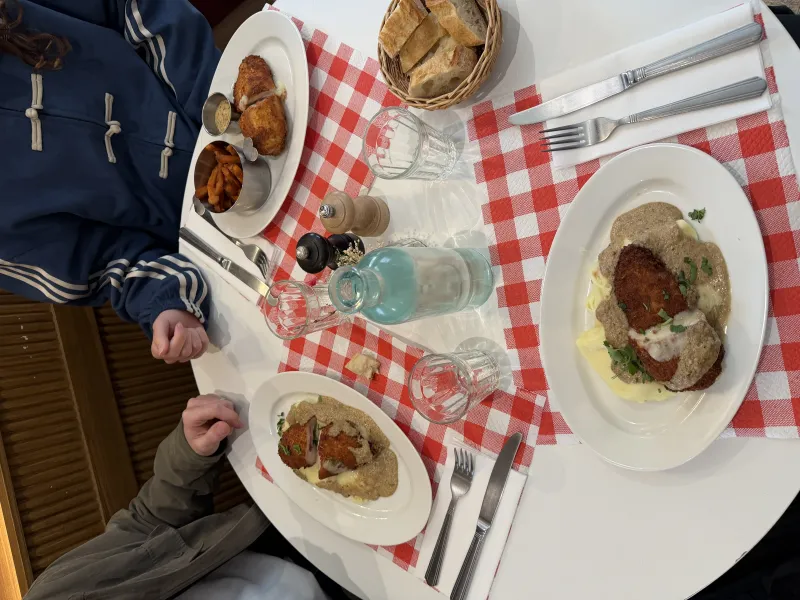 Table dressée aux Bavards — plats du marché, nappes vichy